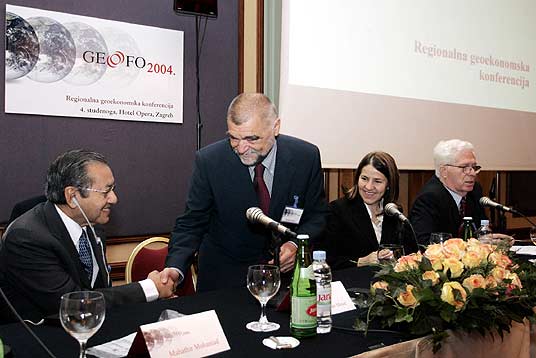 Radno predsjedništvo Konferencije:: Tun Dr Mahathir bin Mohamad,bivši premijer Malezije, predsjednik Hrvatske Stjepan Mesić, potpredsjednica GEOFO-a dr. sc.Jasna Plevnik, predsjednik GEOFO-a akademik Zvonimir Baletić ( s lijeva na desno)