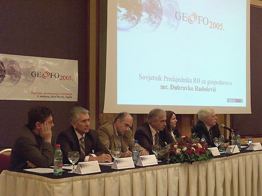 Radno Predsjedništvo Konferencije:Vilim Ribić, dopredsjednik Matice sindikata javnih službi, Prof. dr. Dragoljub Stojanov, sarajevski Ekonomski fakultet, prof. dr. Bogomir Kovač, ljubljanski Ekonomski fakultet, dr. Željko Rohatinski, guverner Hrvatske narodne banke, dr. Jasna Plevnik, potpredsjednica GEOFO-a, akademik Zvonimir Baletić, predsjednik GEOFO-a (s lijeva)